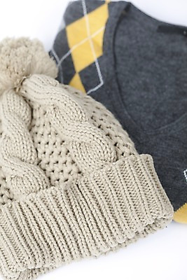 포토 JPG 스튜디오촬영 모자 잡화 옷 계절 겨울 자연 털모자 실내 사람없음 아웃포커스 뜨개질 스웨터 오브젝트 니트 겨울옷 뜨게모자 국내포토 모자_잡화 상의 촬영기법 취미 내부 생태계 파일형식