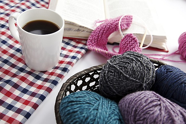 포토 JPG 스튜디오촬영 계절 커피 음료 겨울 자연 실내 사람없음 책 바구니 머그컵 바늘 뜨개질 털실 천 오브젝트 체크무늬 손뜨게 국내포토 무늬 취미 내부 컵 도구 직물 실 생태계 파일형식