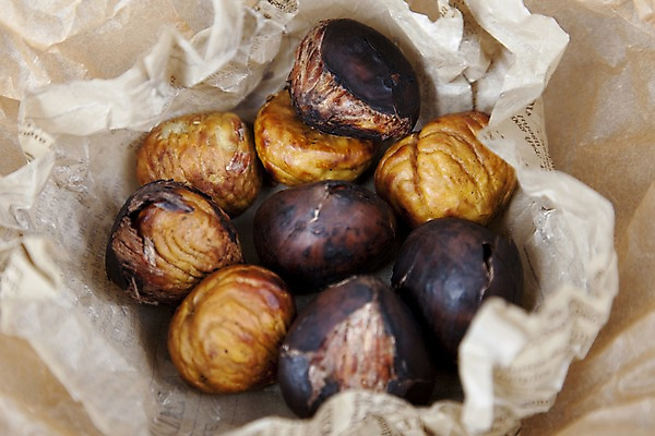 포토 JPG 스튜디오촬영 식물 계절 종이 음식 겨울 자연 디저트 실내 근접촬영 사람없음 아웃포커스 하이앵글 견과류 밤 오브젝트 겨울음식 겨울간식 군밤 깐밤 제철음식 국내포토 뷰포인트 촬영기법 내부 밤_견과류 굽기 생태계 제철 파일형식