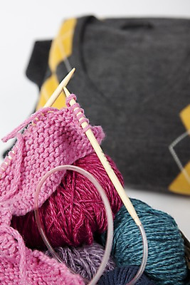 포토 JPG 스튜디오촬영 옷 계절 겨울 자연 실내 근접촬영 사람없음 아웃포커스 바늘 뜨개질 털실 스웨터 오브젝트 니트 손뜨게 국내포토 뷰포인트 상의 촬영기법 취미 내부 도구 실 생태계 파일형식