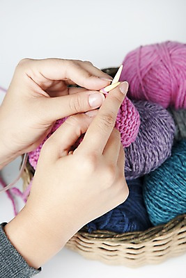 포토 JPG 스튜디오촬영 손 계절 겨울 자연 실내 신체부위 바구니 바늘 뜨개질 털실 오브젝트 손뜨게 국내포토 사람 취미 내부 도구 실 생태계 파일형식