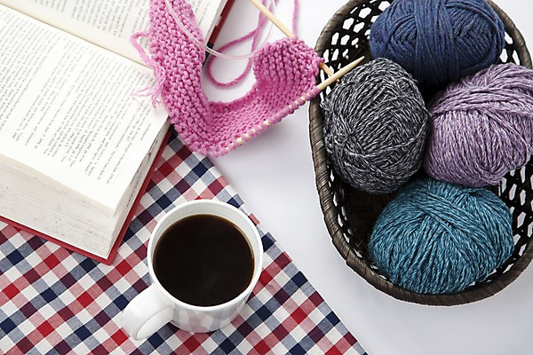 포토 JPG 스튜디오촬영 계절 커피 음료 겨울 자연 실내 사람없음 간행물 책 하이앵글 바구니 머그컵 바늘 뜨개질 털실 천 오브젝트 체크무늬 손뜨게 국내포토 뷰포인트 무늬 취미 내부 컵 도구 직물 실 생태계 파일형식