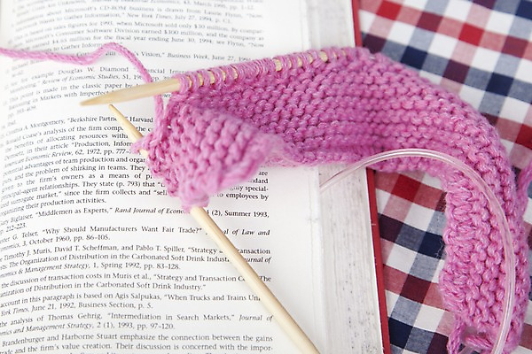 포토 JPG 스튜디오촬영 계절 겨울 자연 실내 근접촬영 사람없음 간행물 책 바늘 뜨개질 털실 천 오브젝트 체크무늬 손뜨게 국내포토 뷰포인트 무늬 취미 내부 도구 직물 실 생태계 파일형식