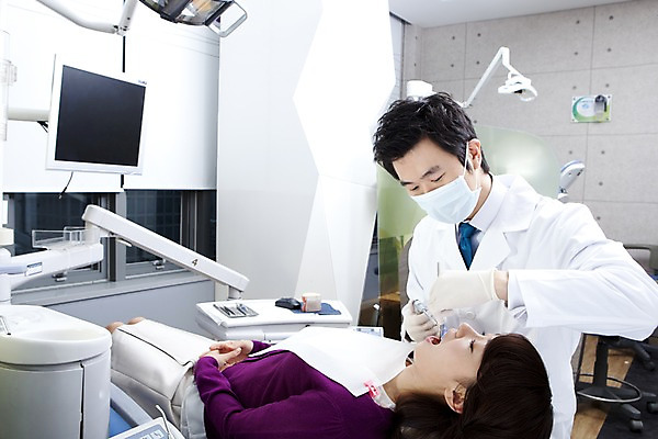 포토 JPG 직업 여자 남자 장갑 의학 조명 실내 치과 병원 마스크 입벌림 사람 앉기 동양인 상반신 두명 신체부위 치료 눕기 모니터 진료 거울 한국인 환자 의사 램프 의료용품 가운 의사가운 입 치아 치과의사 치과용품 유니트체어 치과진료 석션팁 구강거울 국내포토 잡화 옷 의자 의료기기 모션 표정 인종 내부 컴퓨터 의료진 소화기관 파일형식