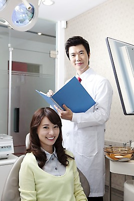 포토 JPG 직업 여자 남자 의학 출입구 조명 실내 치과 병원 서기 미소 웃음 사람 앉기 동양인 상반신 두명 치료 문 모니터 진료 한국인 환자 의사 램프 의료용품 가운 의사가운 치과의사 문서 파일 치과용품 유니트체어 유리문 국내포토 옷 의자 의료기기 모션 표정 인종 내부 컴퓨터 의료진 파일형식