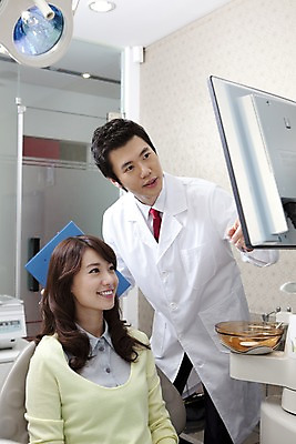 포토 JPG 직업 여자 남자 의학 조명 실내 치과 병원 설명 서기 미소 웃음 사람 앉기 동양인 손짓 상반신 두명 치료 문 모니터 진료 한국인 환자 의사 램프 가리킴 의료용품 가운 의사가운 치과의사 치과용품 유니트체어 유리문 국내포토 옷 의자 의료기기 모션 표정 인종 내부 컴퓨터 의료진 파일형식