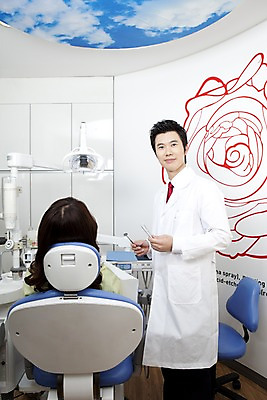 포토 JPG 직업 여자 남자 의자 의학 조명 실내 치과 병원 서기 사람 앉기 동양인 상반신 두명 뒷모습 치료 진료 거울 한국인 환자 의사 램프 의료용품 가운 의사가운 치과의사 치과용품 유니트체어 핀셋 구강거울 국내포토 옷 뷰포인트 가구 의료기기 모션 인종 내부 의료진 도구 파일형식