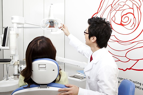 포토 JPG 직업 여자 남자 안경 의자 의학 조명 실내 치과 병원 사람 앉기 동양인 손짓 상반신 두명 뒷모습 치료 진료 한국인 환자 의사 램프 의료용품 가운 의사가운 치과의사 치과용품 유니트체어 국내포토 잡화 옷 뷰포인트 가구 의료기기 모션 인종 내부 의료진 파일형식