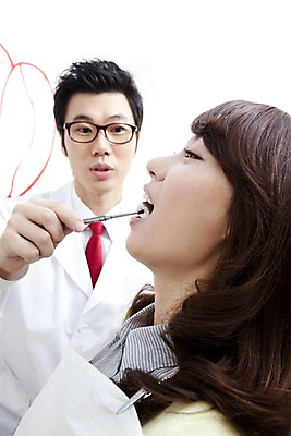 포토 JPG 직업 라이프스타일 여자 남자 안경 의학 실내 치과 병원 입벌림 사람 앉기 동양인 상반신 두명 옆모습 신체부위 치료 진료 거울 한국인 환자 의사 양치 의료용품 가운 의사가운 입 치아 치과의사 치과용품 유니트체어 치과진료 구강거울 국내포토 잡화 옷 뷰포인트 의자 의료기기 모션 표정 인종 내부 생활 청결 의료진 소화기관 파일형식