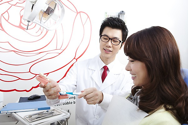 포토 JPG 직업 라이프스타일 여자 남자 안경 의자 의학 조명 실내 치과 병원 설명 사람 앉기 동양인 손짓 상반신 두명 옆모습 치료 진료 거울 한국인 환자 의사 양치 램프 의료용품 가운 의사가운 칫솔 치과의사 문서 파일 치과용품 유니트체어 치아모형 양치법 치석제거기 구강거울 국내포토 잡화 옷 뷰포인트 가구 의료기기 모션 인종 내부 생활 위생용품 청결 의료진 치아 방법 파일형식