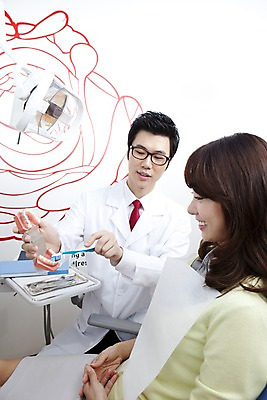 포토 JPG 직업 라이프스타일 여자 남자 안경 의자 의학 조명 실내 치과 병원 설명 사람 앉기 동양인 손짓 상반신 두명 옆모습 치료 진료 거울 한국인 환자 의사 양치 램프 의료용품 가운 의사가운 칫솔 치과의사 문서 파일 치과용품 유니트체어 치아모형 양치법 치석제거기 구강거울 국내포토 잡화 옷 뷰포인트 가구 의료기기 모션 인종 내부 생활 위생용품 청결 의료진 치아 방법 파일형식