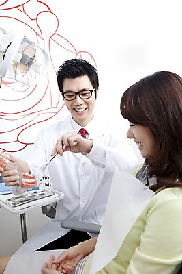 포토 JPG 직업 라이프스타일 여자 남자 안경 의자 의학 조명 실내 치과 병원 설명 미소 웃음 사람 앉기 동양인 손짓 상반신 두명 옆모습 치료 진료 거울 한국인 환자 의사 양치 램프 의료용품 가운 의사가운 칫솔 치과의사 문서 파일 치과용품 유니트체어 치아모형 양치법 치석제거기 구강거울 국내포토 잡화 옷 뷰포인트 가구 의료기기 모션 표정 인종 내부 생활 위생용품 청결 의료진 치아 방법 파일형식