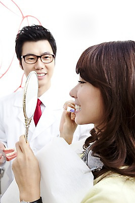 포토 JPG 직업 라이프스타일 여자 남자 안경 의학 실내 치과 병원 사람 앉기 동양인 손짓 상반신 두명 옆모습 신체부위 치료 진료 거울 한국인 환자 의사 양치 의료용품 가운 의사가운 입 칫솔 치과의사 치과용품 손거울 치아모형 양치법 국내포토 잡화 옷 뷰포인트 의료기기 모션 인종 내부 생활 위생용품 청결 의료진 치아 방법 파일형식