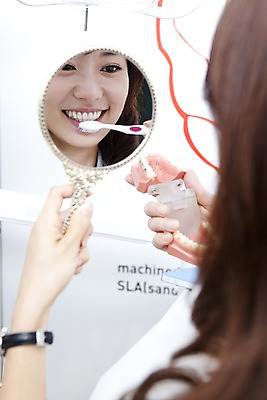 포토 JPG 라이프스타일 여자 의학 실내 치과 병원 설명 한명 미소 웃음 사람 앉기 동양인 손짓 상반신 20대 성인 신체부위 치료 반사 진료 거울 한국인 환자 양치 의료용품 입 칫솔 치과용품 손거울 치아모형 양치법 여자만 여자한명만 성인여자만 청년만 청년여자만 성인한명만 청년여자한명만 성인여자한명만 성인만 국내포토 1 의료기기 모션 표정 인종 청년 내부 생활 위생용품 청결 치아 방법 파일형식