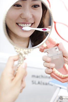 포토 JPG 라이프스타일 여자 의학 실내 치과 병원 설명 한명 미소 웃음 사람 앉기 동양인 손짓 상반신 20대 성인 신체부위 치료 반사 진료 거울 한국인 환자 양치 의료용품 입 칫솔 치과용품 손거울 치아모형 양치법 여자만 여자한명만 성인여자만 청년만 청년여자만 성인한명만 청년여자한명만 성인여자한명만 성인만 국내포토 1 의료기기 모션 표정 인종 청년 내부 생활 위생용품 청결 치아 방법 파일형식