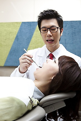 포토 JPG 직업 여자 남자 안경 의학 실내 치과 병원 입벌림 사람 앉기 동양인 손짓 상반신 두명 옆모습 신체부위 치료 눕기 진료 거울 한국인 환자 의사 의료용품 가운 의사가운 입 치아 치과의사 치과용품 유니트체어 치과진료 구강거울 국내포토 잡화 옷 뷰포인트 의자 의료기기 모션 표정 인종 내부 의료진 소화기관 파일형식