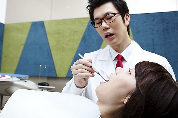 포토 JPG 직업 여자 남자 안경 의학 실내 치과 병원 입벌림 사람 앉기 동양인 손짓 상반신 두명 옆모습 신체부위 치료 눕기 진료 거울 한국인 환자 의사 의료용품 가운 의사가운 입 치아 치과의사 치과용품 유니트체어 치과진료 구강거울 국내포토 잡화 옷 뷰포인트 의자 의료기기 모션 표정 인종 내부 의료진 소화기관 파일형식