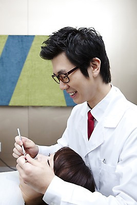 포토 JPG 직업 여자 남자 안경 의학 실내 치과 병원 입벌림 사람 앉기 동양인 손짓 상반신 두명 치료 눕기 진료 거울 한국인 환자 의사 의료용품 가운 의사가운 치과의사 치과용품 유니트체어 치과진료 치석제거기 구강거울 국내포토 잡화 옷 의자 의료기기 모션 표정 인종 내부 의료진 파일형식