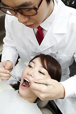 포토 JPG 직업 여자 남자 안경 의학 실내 치과 병원 입벌림 사람 앉기 동양인 손짓 상반신 두명 신체부위 치료 눕기 진료 거울 한국인 환자 의사 의료용품 가운 의사가운 입 치아 치과의사 치과용품 유니트체어 치과진료 치석제거기 구강거울 국내포토 잡화 옷 의자 의료기기 모션 표정 인종 내부 의료진 소화기관 파일형식