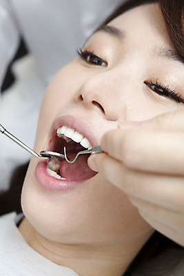 포토 JPG 손 여자 의학 실내 치과 병원 입벌림 한명 사람 앉기 동양인 손짓 근접촬영 상반신 20대 성인 신체부위 치료 눕기 진료 거울 한국인 환자 의료용품 입 치아 치과용품 유니트체어 치과진료 치석제거기 여자만 여자한명만 성인여자만 청년만 청년여자만 성인한명만 청년여자한명만 성인여자한명만 성인만 구강거울 국내포토 1 뷰포인트 의자 의료기기 모션 표정 인종 청년 내부 소화기관 파일형식