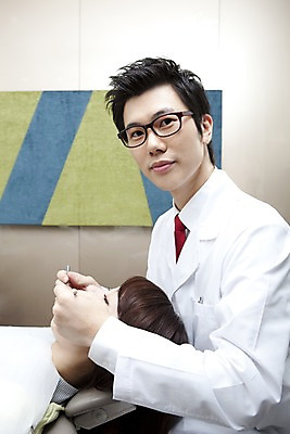 포토 JPG 직업 여자 남자 안경 의학 실내 치과 병원 입벌림 사람 앉기 동양인 손짓 상반신 두명 치료 눕기 진료 거울 한국인 환자 의사 의료용품 가운 의사가운 치과의사 치과용품 유니트체어 치과진료 치석제거기 구강거울 국내포토 잡화 옷 의자 의료기기 모션 표정 인종 내부 의료진 파일형식