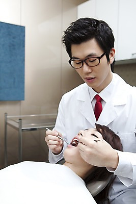 포토 JPG 직업 여자 남자 안경 의학 실내 치과 병원 입벌림 사람 앉기 동양인 손짓 상반신 두명 신체부위 치료 눕기 진료 거울 한국인 환자 의사 의료용품 가운 의사가운 입 치아 치과의사 치과용품 유니트체어 치과진료 치석제거기 구강거울 국내포토 잡화 옷 의자 의료기기 모션 표정 인종 내부 의료진 소화기관 파일형식