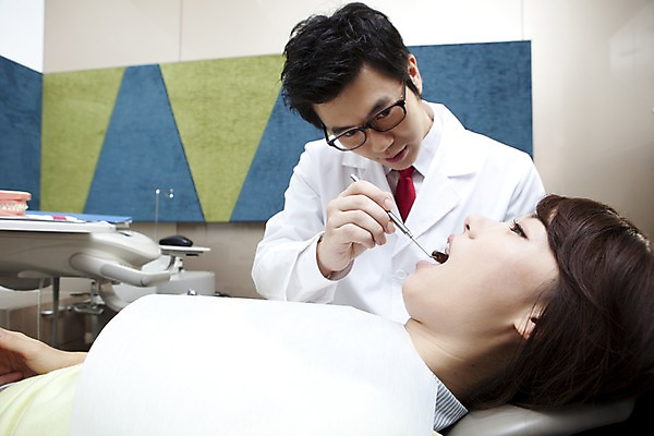 포토 JPG 직업 여자 남자 안경 의학 실내 치과 병원 입벌림 사람 앉기 동양인 손짓 상반신 두명 옆모습 신체부위 치료 눕기 진료 거울 한국인 환자 의사 의료용품 가운 의사가운 입 치아 치과의사 치과용품 유니트체어 치과진료 구강거울 국내포토 잡화 옷 뷰포인트 의자 의료기기 모션 표정 인종 내부 의료진 소화기관 파일형식