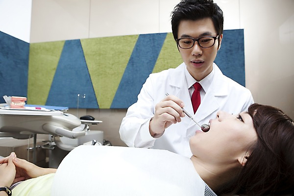 포토 JPG 직업 여자 남자 안경 의학 실내 치과 병원 입벌림 사람 앉기 동양인 손짓 상반신 두명 옆모습 신체부위 치료 눕기 진료 거울 한국인 환자 의사 의료용품 가운 의사가운 입 치아 치과의사 치과용품 유니트체어 치과진료 구강거울 국내포토 잡화 옷 뷰포인트 의자 의료기기 모션 표정 인종 내부 의료진 소화기관 파일형식