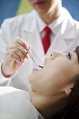 포토 JPG 직업 손 여자 남자 의학 실내 치과 병원 입벌림 사람 앉기 동양인 손짓 근접촬영 상반신 두명 옆모습 신체부위 치료 눕기 진료 거울 한국인 환자 의사 의료용품 가운 의사가운 입 치아 치과의사 치과용품 치과진료 구강거울 국내포토 옷 뷰포인트 의료기기 모션 표정 인종 내부 의료진 소화기관 파일형식