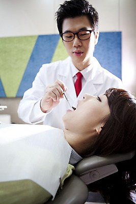 포토 JPG 직업 여자 남자 안경 의학 실내 치과 병원 입벌림 사람 앉기 동양인 손짓 상반신 두명 옆모습 신체부위 치료 눕기 진료 거울 한국인 환자 의사 의료용품 가운 의사가운 입 치아 치과의사 치과용품 유니트체어 치과진료 구강거울 국내포토 잡화 옷 뷰포인트 의자 의료기기 모션 표정 인종 내부 의료진 소화기관 파일형식