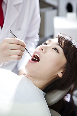 포토 JPG 직업 손 여자 의학 실내 치과 병원 입벌림 한명 사람 앉기 동양인 손짓 상반신 20대 성인 신체부위 치료 눕기 진료 거울 한국인 환자 의사 의료용품 가운 의사가운 입 치아 치과의사 치과용품 유니트체어 치과진료 여자만 여자한명만 성인여자만 청년만 청년여자만 성인한명만 청년여자한명만 성인여자한명만 성인만 구강거울 국내포토 1 옷 의자 의료기기 모션 표정 인종 청년 내부 의료진 소화기관 파일형식