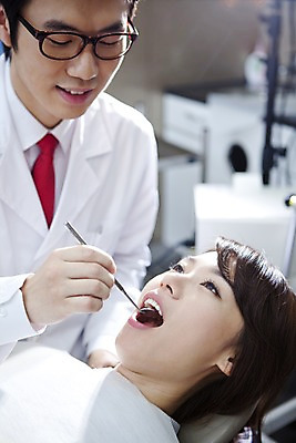 포토 JPG 직업 손 여자 남자 안경 의학 실내 치과 병원 입벌림 사람 앉기 동양인 손짓 상반신 두명 신체부위 치료 눕기 진료 거울 한국인 환자 의사 의료용품 가운 의사가운 입 치아 치과의사 치과용품 유니트체어 치과진료 구강거울 국내포토 잡화 옷 의자 의료기기 모션 표정 인종 내부 의료진 소화기관 파일형식