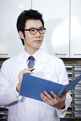 포토 JPG 직업 남자 안경 의학 실내 치과 병원 한명 서기 사람 동양인 손짓 상반신 20대 성인 치료 필기구 볼펜 한국인 의사 가운 의사가운 사물함 치과의사 문서 파일 정리함 남자만 남자한명만 성인남자만 청년만 청년남자만 청년남자한명만 성인한명만 성인남자한명만 성인만 국내포토 1 잡화 옷 모션 문구용품 인종 청년 내부 펜 의료진 파일형식