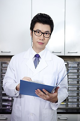 포토 JPG 직업 남자 안경 의학 실내 치과 병원 한명 서기 사람 동양인 손짓 상반신 20대 성인 치료 필기구 볼펜 한국인 의사 가운 의사가운 사물함 치과의사 문서 파일 정리함 남자만 남자한명만 성인남자만 청년만 청년남자만 청년남자한명만 성인한명만 성인남자한명만 성인만 국내포토 1 잡화 옷 모션 문구용품 인종 청년 내부 펜 의료진 파일형식