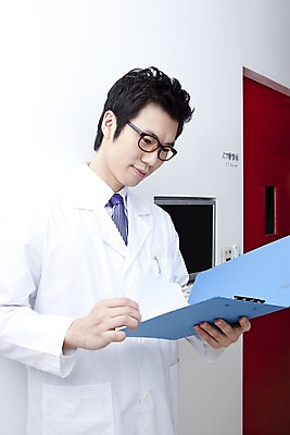 포토 JPG 직업 남자 안경 의학 실내 치과 병원 한명 서기 사람 동양인 손짓 상반신 20대 성인 치료 문 한국인 의사 가운 의사가운 복도 치과의사 문서 파일 남자만 남자한명만 성인남자만 청년만 청년남자만 청년남자한명만 성인한명만 성인남자한명만 성인만 국내포토 1 잡화 옷 모션 인종 청년 내부 의료진 파일형식