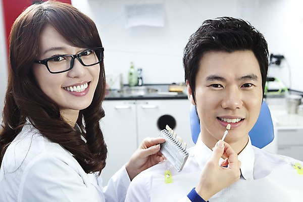 포토 JPG 직업 여자 남자 안경 의학 실내 치과 병원 미소 웃음 사람 앉기 동양인 손짓 상반신 두명 신체부위 치료 진료 한국인 환자 의사 의료용품 가운 의사가운 입 치아 치과의사 치과용품 유니트체어 치간칫솔 국내포토 잡화 옷 의자 의료기기 모션 표정 인종 내부 의료진 소화기관 칫솔 파일형식