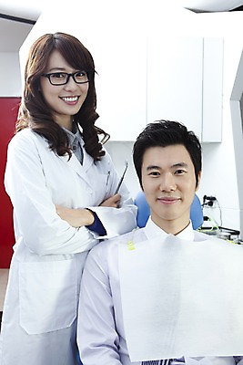 포토 JPG 직업 여자 남자 안경 포즈 의학 실내 치과 병원 서기 미소 웃음 사람 앉기 동양인 상반신 두명 치료 진료 거울 한국인 환자 의사 의료용품 가운 의사가운 치과의사 치과용품 유니트체어 구강거울 국내포토 잡화 옷 의자 의료기기 모션 표정 인종 내부 의료진 파일형식