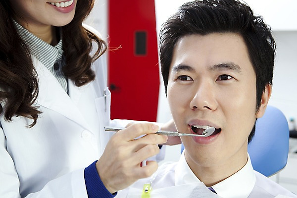 포토 JPG 직업 여자 남자 의학 실내 치과 병원 입벌림 사람 앉기 동양인 손짓 상반신 두명 신체부위 치료 진료 거울 한국인 환자 의사 의료용품 가운 의사가운 입 치아 치과의사 치과용품 유니트체어 치과진료 구강거울 국내포토 옷 의자 의료기기 모션 표정 인종 내부 의료진 소화기관 파일형식