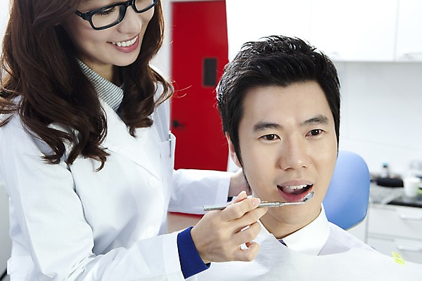 포토 JPG 직업 여자 남자 안경 의학 실내 치과 병원 입벌림 미소 웃음 사람 앉기 동양인 손짓 상반신 두명 신체부위 치료 진료 거울 한국인 환자 의사 의료용품 가운 의사가운 입 치아 치과의사 치과용품 유니트체어 치과진료 구강거울 국내포토 잡화 옷 의자 의료기기 모션 표정 인종 내부 의료진 소화기관 파일형식