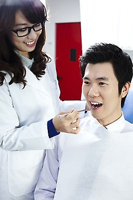 포토 JPG 직업 여자 남자 안경 의학 실내 치과 병원 입벌림 미소 웃음 사람 앉기 동양인 손짓 상반신 두명 신체부위 치료 문 진료 거울 한국인 환자 의사 의료용품 가운 의사가운 입 치아 치과의사 치과용품 유니트체어 치과진료 구강거울 국내포토 잡화 옷 의자 의료기기 모션 표정 인종 내부 의료진 소화기관 파일형식