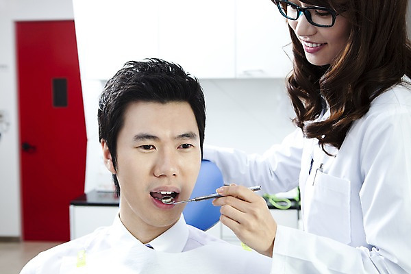 포토 JPG 직업 여자 남자 안경 의학 실내 치과 병원 입벌림 사람 앉기 동양인 손짓 상반신 두명 신체부위 치료 문 진료 거울 한국인 환자 의사 의료용품 가운 의사가운 입 치아 치과의사 치과용품 유니트체어 치과진료 구강거울 국내포토 잡화 옷 의자 의료기기 모션 표정 인종 내부 의료진 소화기관 파일형식