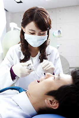 포토 JPG 직업 여자 남자 장갑 의학 실내 치과 병원 마스크 입벌림 사람 앉기 동양인 손짓 상반신 두명 신체부위 치료 눕기 진료 거울 한국인 환자 의사 의료용품 가운 의사가운 입 치아 치과의사 치과용품 유니트체어 치과진료 석션팁 구강거울 국내포토 잡화 옷 의자 의료기기 모션 표정 인종 내부 의료진 소화기관 파일형식