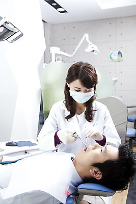 포토 JPG 직업 여자 남자 장갑 의자 의학 실내 치과 병원 마스크 입벌림 사람 앉기 동양인 손짓 상반신 두명 신체부위 치료 눕기 진료 거울 한국인 환자 의사 의료용품 가운 의사가운 입 치과의사 치과용품 유니트체어 치과진료 석션팁 구강거울 국내포토 잡화 옷 가구 의료기기 모션 표정 인종 내부 의료진 파일형식