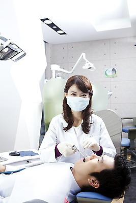 포토 JPG 직업 여자 남자 장갑 의학 실내 치과 병원 마스크 입벌림 사람 앉기 동양인 손짓 상반신 두명 신체부위 치료 눕기 진료 거울 한국인 환자 의사 의료용품 가운 의사가운 입 치아 치과의사 치과용품 유니트체어 치과진료 석션팁 구강거울 국내포토 잡화 옷 의자 의료기기 모션 표정 인종 내부 의료진 소화기관 파일형식