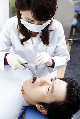 포토 JPG 직업 여자 남자 장갑 의자 의학 실내 치과 병원 마스크 입벌림 사람 앉기 동양인 손짓 상반신 두명 신체부위 치료 눕기 진료 거울 고통 한국인 환자 의사 의료용품 가운 의사가운 입 찡그림 치과의사 치과용품 유니트체어 치과진료 석션팁 구강거울 국내포토 잡화 옷 감정 가구 의료기기 모션 표정 인종 내부 의료진 파일형식