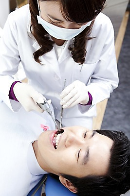 포토 JPG 직업 여자 남자 장갑 의자 의학 실내 치과 병원 마스크 입벌림 사람 앉기 동양인 손짓 상반신 두명 신체부위 치료 눕기 진료 거울 한국인 환자 의사 의료용품 가운 의사가운 입 치아 치과의사 치과용품 유니트체어 치과진료 석션팁 구강거울 국내포토 잡화 옷 가구 의료기기 모션 표정 인종 내부 의료진 소화기관 파일형식