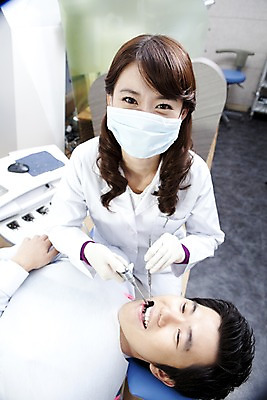 포토 JPG 직업 여자 남자 장갑 의자 의학 실내 치과 병원 마스크 입벌림 사람 앉기 동양인 손짓 상반신 두명 신체부위 치료 눕기 진료 거울 한국인 환자 의사 의료용품 가운 의사가운 입 치아 치과의사 치과용품 유니트체어 치과진료 석션팁 구강거울 국내포토 잡화 옷 가구 의료기기 모션 표정 인종 내부 의료진 소화기관 파일형식