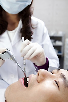 포토 JPG 직업 여자 남자 장갑 의자 의학 실내 치과 병원 마스크 입벌림 사람 앉기 동양인 손짓 상반신 두명 신체부위 치료 눕기 진료 거울 한국인 환자 의사 의료용품 가운 의사가운 입 치아 치과의사 치과용품 치과진료 석션팁 구강거울 국내포토 잡화 옷 가구 의료기기 모션 표정 인종 내부 의료진 소화기관 파일형식