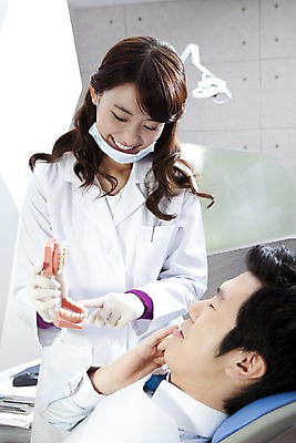 포토 JPG 직업 여자 남자 장갑 의학 실내 치과 병원 마스크 설명 서기 미소 웃음 사람 앉기 동양인 손짓 상반신 두명 치료 진료 고통 한국인 환자 의사 가리킴 의료용품 가운 의사가운 찡그림 치과의사 치과용품 유니트체어 치아모형 국내포토 잡화 옷 감정 의자 의료기기 모션 표정 인종 내부 의료진 치아 파일형식