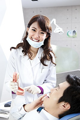 포토 JPG 직업 여자 남자 장갑 의학 실내 치과 병원 마스크 설명 서기 미소 웃음 사람 앉기 동양인 손짓 상반신 두명 치료 진료 고통 한국인 환자 의사 가리킴 의료용품 가운 의사가운 찡그림 치과의사 치과용품 유니트체어 치아모형 국내포토 잡화 옷 감정 의자 의료기기 모션 표정 인종 내부 의료진 치아 파일형식